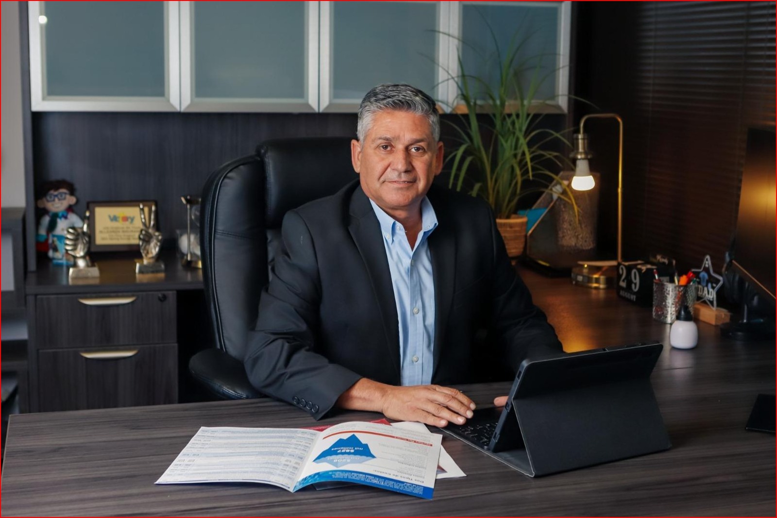 Asesor de Legacy Guzman en su oficina, listo para orientarte